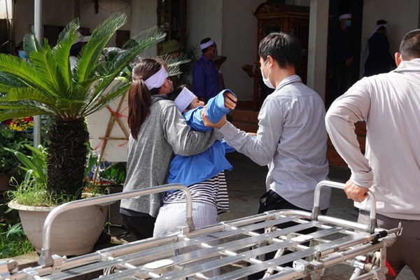Thảm án chồng giết vợ và bố mẹ vợ ở Thái Bình: Người thân khóc ngất bên đám tang vội vã của 3 nạn nhân-12