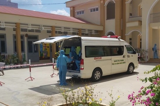 Vợ chồng thầy hiệu phó cùng 2 con dương tính với SARS-CoV-2