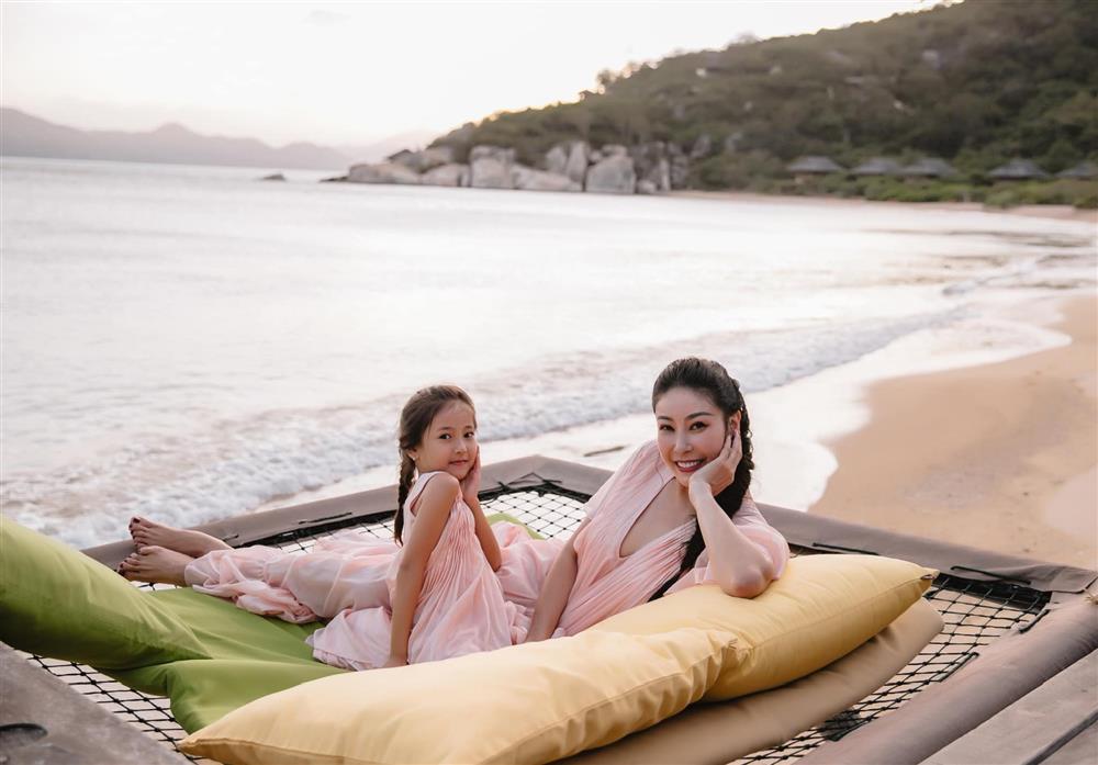 Con gái Hà Kiều Anh xinh đẹp, đài các từ nhỏ, được bố mẹ nuôi dạy rất cẩn thận, giờ mới lộ thân phận là con vua cháu chúa-2