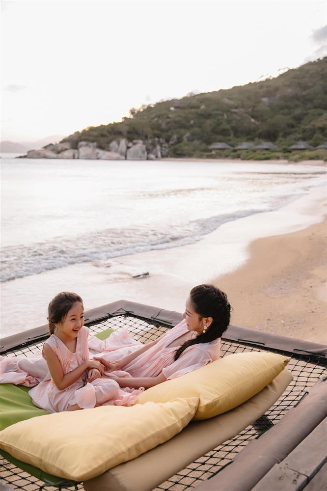 Con gái Hà Kiều Anh xinh đẹp, đài các từ nhỏ, được bố mẹ nuôi dạy rất cẩn thận, giờ mới lộ thân phận là con vua cháu chúa-3