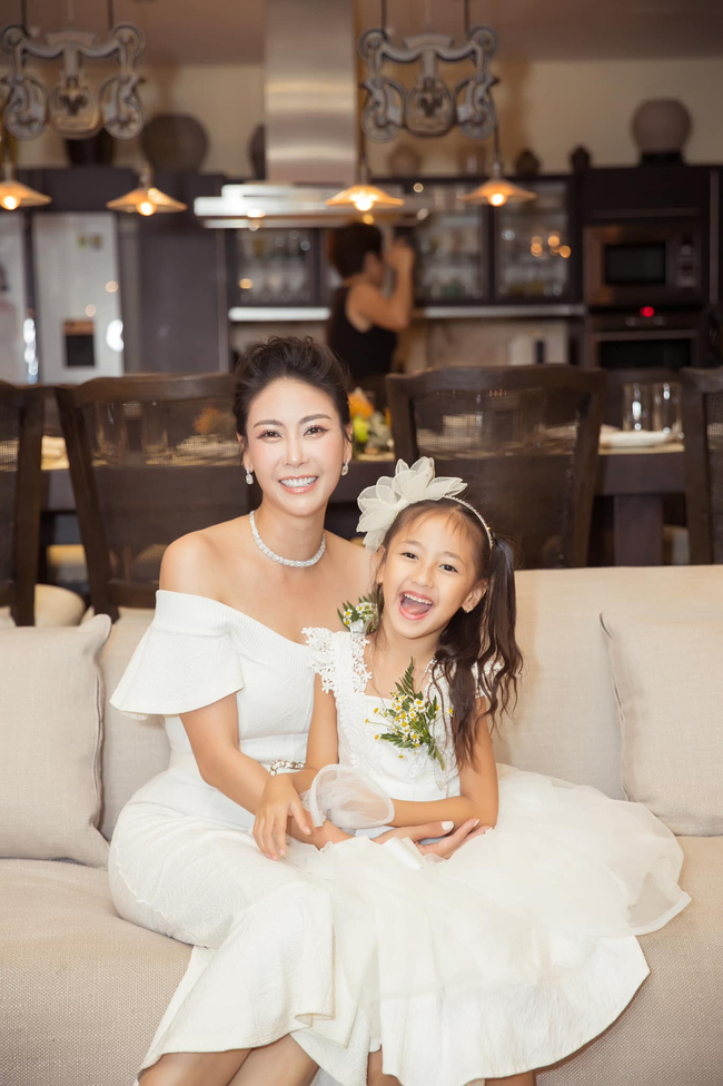 Con gái Hà Kiều Anh xinh đẹp, đài các từ nhỏ, được bố mẹ nuôi dạy rất cẩn thận, giờ mới lộ thân phận là con vua cháu chúa-4