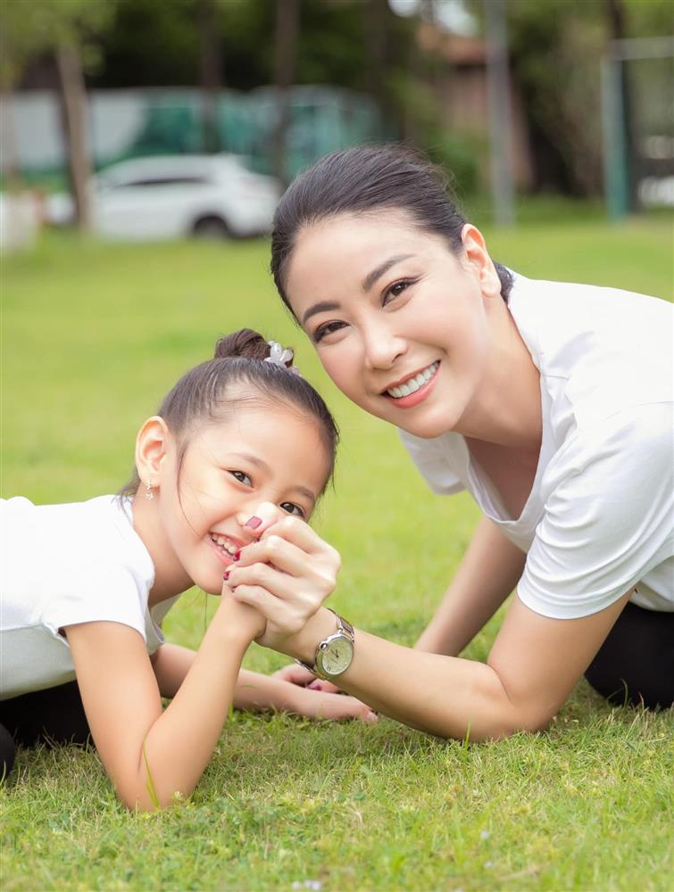 Con gái Hà Kiều Anh xinh đẹp, đài các từ nhỏ, được bố mẹ nuôi dạy rất cẩn thận, giờ mới lộ thân phận là con vua cháu chúa-5