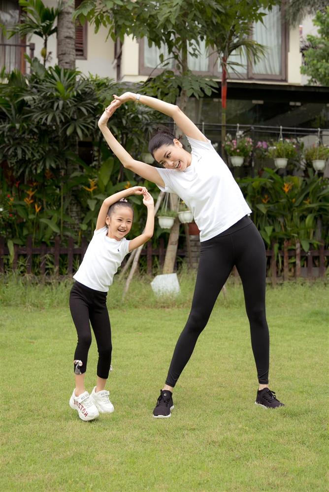 Con gái Hà Kiều Anh xinh đẹp, đài các từ nhỏ, được bố mẹ nuôi dạy rất cẩn thận, giờ mới lộ thân phận là con vua cháu chúa-6