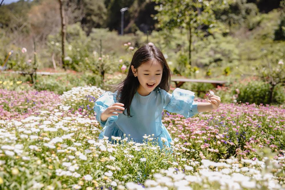 Con gái Hà Kiều Anh xinh đẹp, đài các từ nhỏ, được bố mẹ nuôi dạy rất cẩn thận, giờ mới lộ thân phận là con vua cháu chúa-8