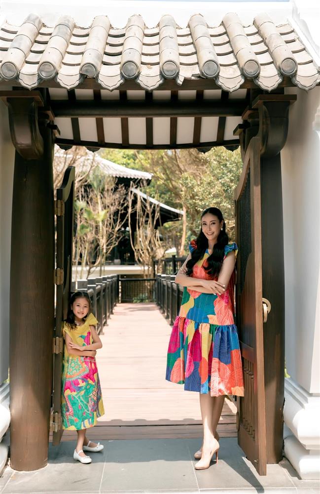 Con gái Hà Kiều Anh xinh đẹp, đài các từ nhỏ, được bố mẹ nuôi dạy rất cẩn thận, giờ mới lộ thân phận là con vua cháu chúa-9