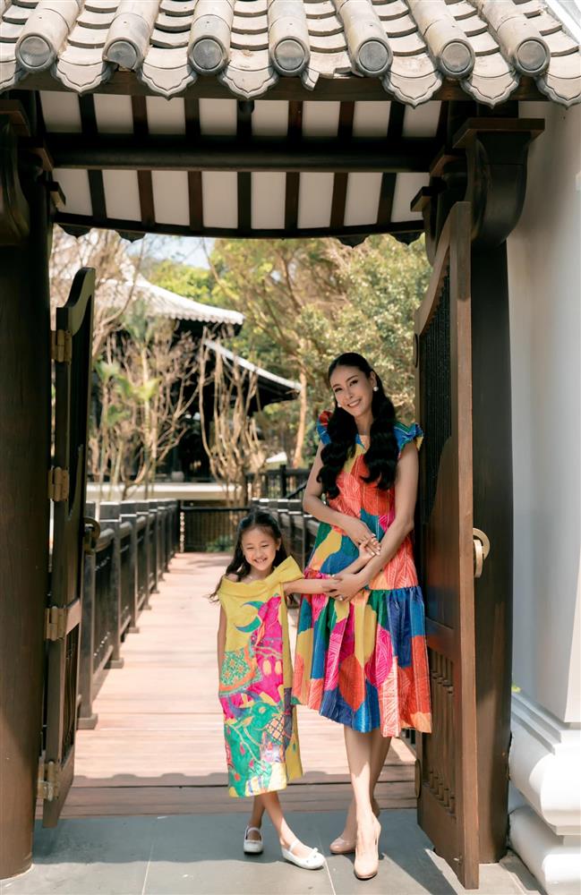 Con gái Hà Kiều Anh xinh đẹp, đài các từ nhỏ, được bố mẹ nuôi dạy rất cẩn thận, giờ mới lộ thân phận là con vua cháu chúa-10