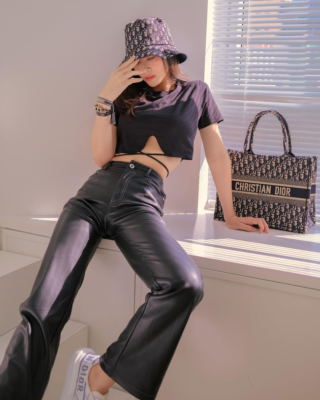 Đông Nhi diện crop top khoe eo bé tí, tạo dáng thế nào mà bị chê là... vô duyên-2