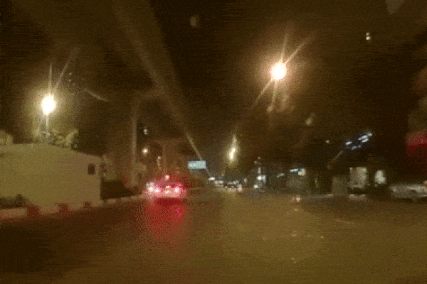 Clip: Sang đường không quan sát, người phụ nữ bị húc bay lên nóc ô tô-1