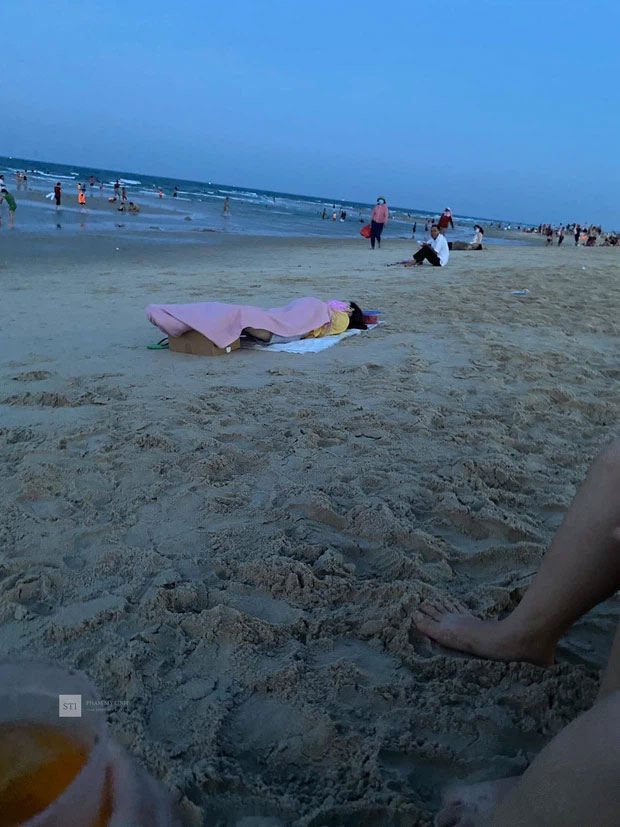 Đang ra biển hóng gió, cô nàng thản nhiên nằm xuống... ngủ một giấc ngon lành khiến ai cũng ngoái nhìn-1