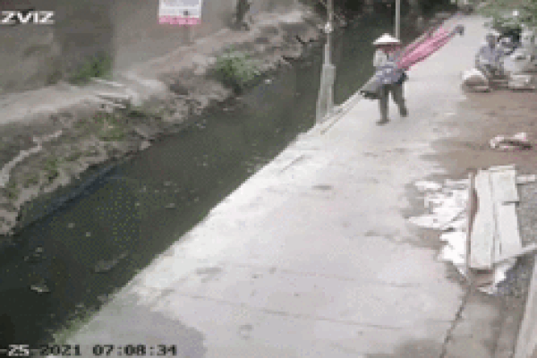 Công nhân môi trường đẩy xe rác ngang qua không dừng lại, phản ứng của người đàn ông khiến tất cả bật cười-3