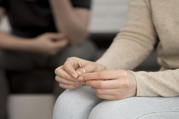 Ngày sinh nhật, em tự mua tặng mình một chiếc túi xách, ngờ đâu hậu quả kéo đến khiến em phải rời khỏi nhà với lá đơn ly hôn-1