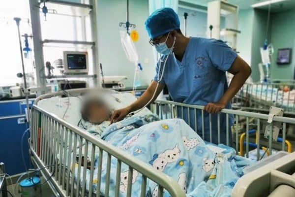 Cảnh tượng ngồi cắt sứa ngay giữa bãi biển đầy bùn cát khiến dân mạng tranh cãi về vấn đề vệ sinh thực phẩm-2