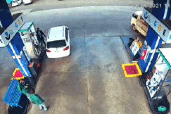 Tài xế xe van bẻ lái xuất thần, tránh 3 cú va chạm chỉ trong gang tấc-1