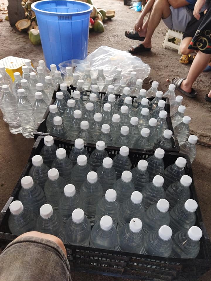 Nước dừa chỉ từ 35k/lít bán đầy chợ mạng, nổ đơn ầm ầm mùa nắng nóng-6