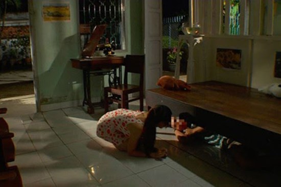 Bật điều hoà 30 độ chồng vẫn lạnh kêu xuống gầm giường nằm cho ấm, một hôm mất điện tôi ngó xuống thì chết sững thấy bàn tay hư hỏng của anh