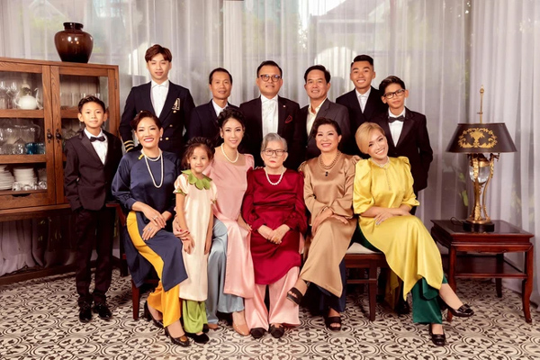 Hình ảnh đại gia đình đậm chất danh gia vọng tộc của Hà Kiều Anh nhận được sự chú ý giữa ồn ào tự xưng là công chúa đời thứ 7 của triều Nguyễn-2