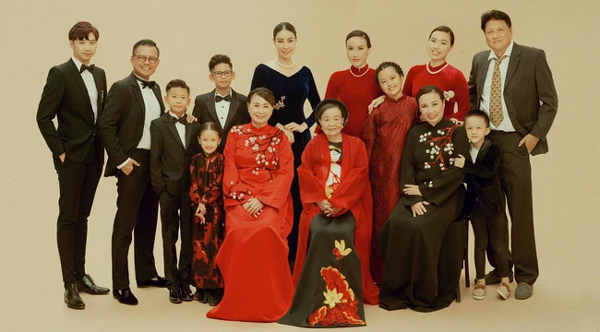 Hình ảnh đại gia đình đậm chất danh gia vọng tộc của Hà Kiều Anh nhận được sự chú ý giữa ồn ào tự xưng là công chúa đời thứ 7 của triều Nguyễn-3