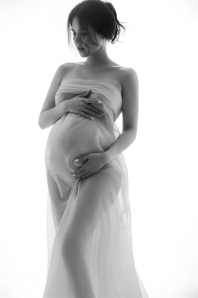 Phu nhân Tổng giám đốc tập đoàn nghìn tỷ tung bộ ảnh bầu đẹp ná thở, tiết lộ tâm trạng trong lúc chờ 1 cơn đau đẻ-1