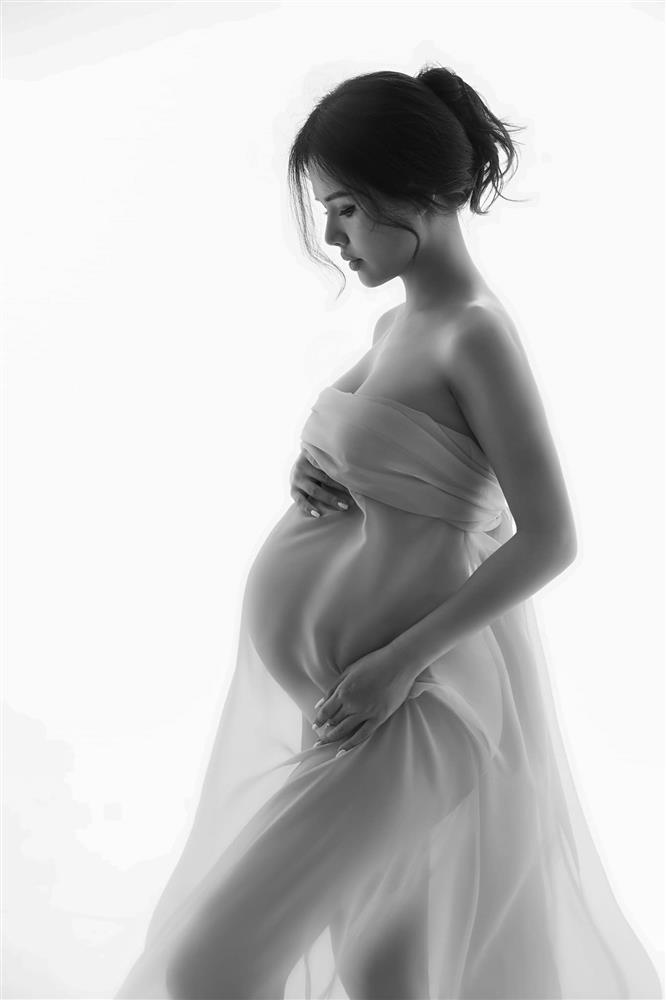 Phu nhân Tổng giám đốc tập đoàn nghìn tỷ tung bộ ảnh bầu đẹp ná thở, tiết lộ tâm trạng trong lúc chờ 1 cơn đau đẻ-2