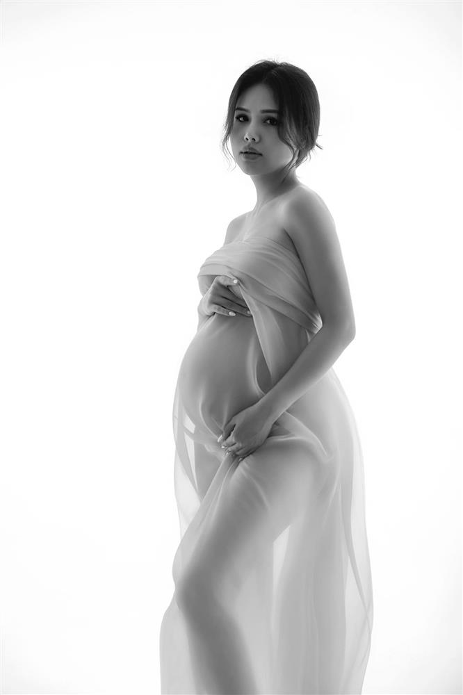 Phu nhân Tổng giám đốc tập đoàn nghìn tỷ tung bộ ảnh bầu đẹp ná thở, tiết lộ tâm trạng trong lúc chờ 1 cơn đau đẻ-3