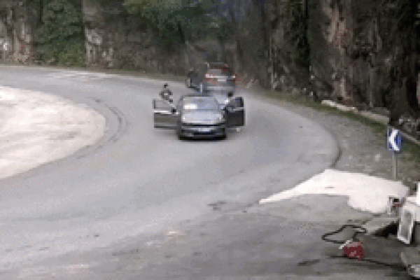 Tài xế quên kéo phanh tay, ô tô lao thẳng vào tường sau va chạm