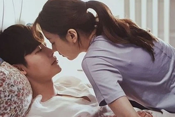 Thấy chồng thờ ơ mỗi lần ân ái, vợ tìm thấy quyển nhật ký trong tủ rồi lặng người khóc vì đáp án được lật mở-1