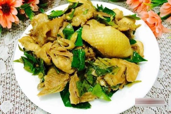 Hầm mãi cũng chán, gà đem rang với lá này đảm bảo ai cũng phải “ngả nón” xin bí quyết