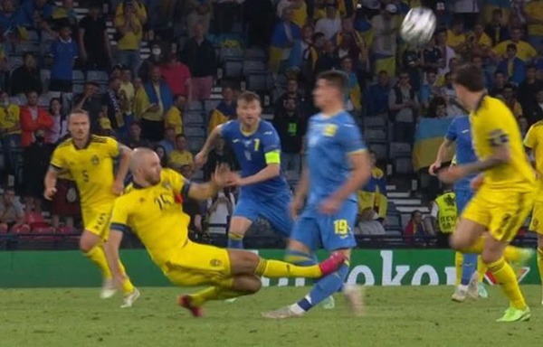 Rùng rợn: Cẳng chân của cầu thủ Ukraine bị đối thủ Thuỵ Điển đạp thành hình gấp khúc-1