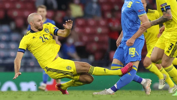 Rùng rợn: Cẳng chân của cầu thủ Ukraine bị đối thủ Thuỵ Điển đạp thành hình gấp khúc-2