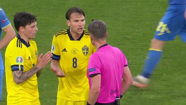 Rùng rợn: Cẳng chân của cầu thủ Ukraine bị đối thủ Thuỵ Điển đạp thành hình gấp khúc-4