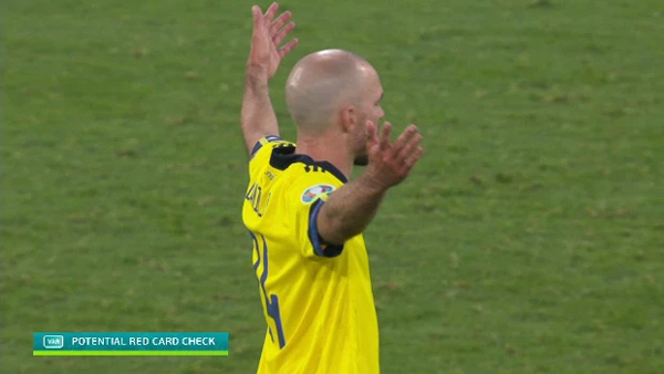Rùng rợn: Cẳng chân của cầu thủ Ukraine bị đối thủ Thuỵ Điển đạp thành hình gấp khúc-5