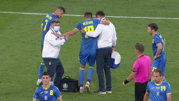 Rùng rợn: Cẳng chân của cầu thủ Ukraine bị đối thủ Thuỵ Điển đạp thành hình gấp khúc-6