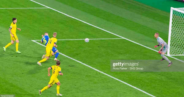Rùng rợn: Cẳng chân của cầu thủ Ukraine bị đối thủ Thuỵ Điển đạp thành hình gấp khúc-7