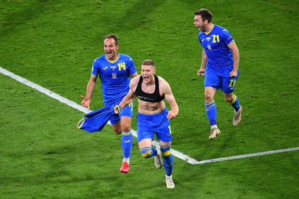 Rùng rợn: Cẳng chân của cầu thủ Ukraine bị đối thủ Thuỵ Điển đạp thành hình gấp khúc-8