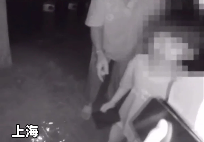 Bé gái 5 tuổi đi lạc giữa đêm khuya, khi cảnh sát tìm thấy cô bé nức nở nói một câu khiến mọi người đau xé lòng-1