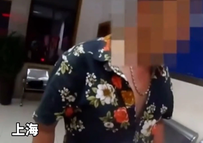 Bé gái 5 tuổi đi lạc giữa đêm khuya, khi cảnh sát tìm thấy cô bé nức nở nói một câu khiến mọi người đau xé lòng-2