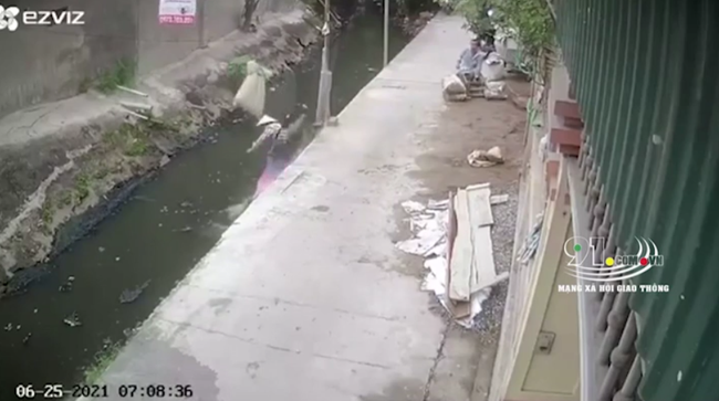 Người phụ nữ đang đi thì bất ngờ bị hất bay xuống mương nước, nguyên nhân khiến ai nấy ngán ngẩm-1