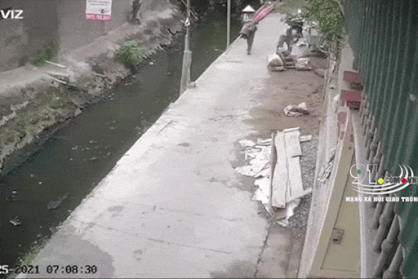 Người phụ nữ đang đi thì bất ngờ bị hất 