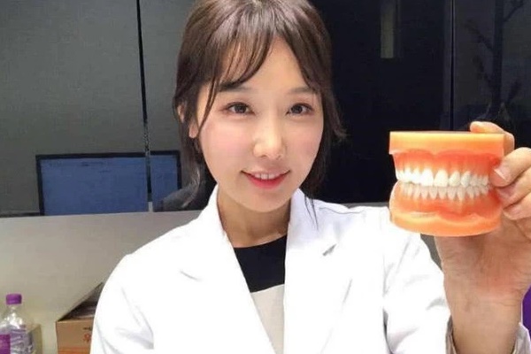 Có nên làm ướt kem trước khi đánh răng hay không? Không có gì lạ khi đánh răng hàng ngày mà răng vẫn ố vàng vì trước nay chúng ta vẫn làm sai cách-1