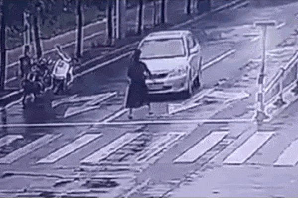 Ô tô đâm sượt cô gái băng qua đường chỉ trong gang tấc-1
