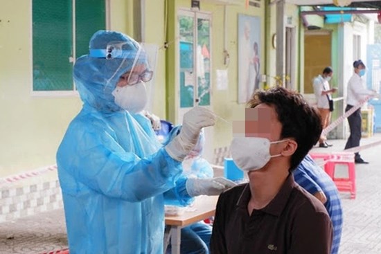 Một đồng nghiệp dương tính, 81 người bắt xe đi xét nghiệm, phát hiện thêm 20 trường hợp mắc Covid-19