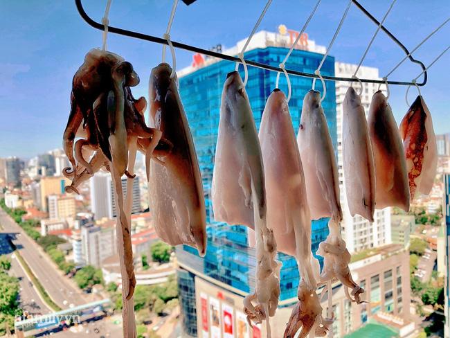 Cô gái ở Hà Nội mang mực ống, thịt ba chỉ lên tận văn phòng để phơi, tận dụng nhân lúc thời tiết đang nóng cao độ và kết quả thật bất ngờ-2