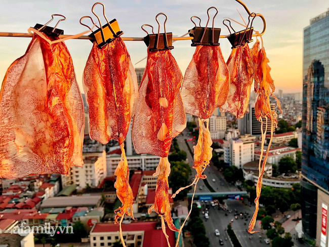 Cô gái ở Hà Nội mang mực ống, thịt ba chỉ lên tận văn phòng để phơi, tận dụng nhân lúc thời tiết đang nóng cao độ và kết quả thật bất ngờ-4