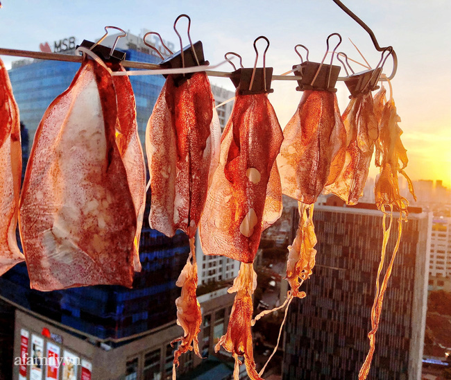 Cô gái ở Hà Nội mang mực ống, thịt ba chỉ lên tận văn phòng để phơi, tận dụng nhân lúc thời tiết đang nóng cao độ và kết quả thật bất ngờ-5