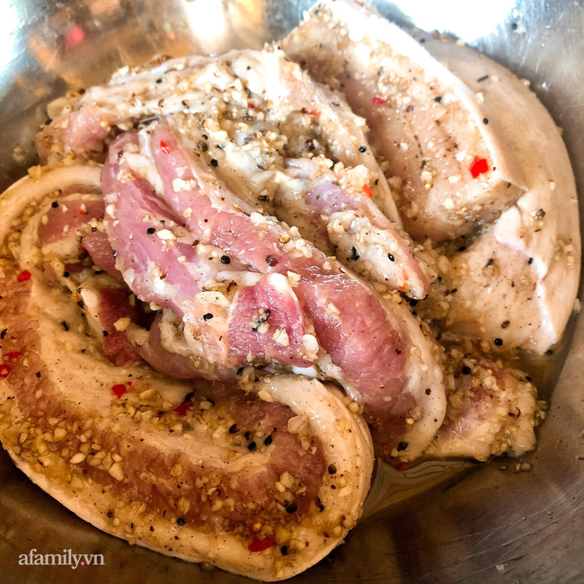 Cô gái ở Hà Nội mang mực ống, thịt ba chỉ lên tận văn phòng để phơi, tận dụng nhân lúc thời tiết đang nóng cao độ và kết quả thật bất ngờ-6