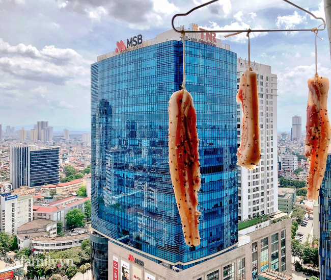 Cô gái ở Hà Nội mang mực ống, thịt ba chỉ lên tận văn phòng để phơi, tận dụng nhân lúc thời tiết đang nóng cao độ và kết quả thật bất ngờ-7