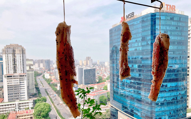 Cô gái ở Hà Nội mang mực ống, thịt ba chỉ lên tận văn phòng để phơi, tận dụng nhân lúc thời tiết đang nóng cao độ và kết quả thật bất ngờ-8