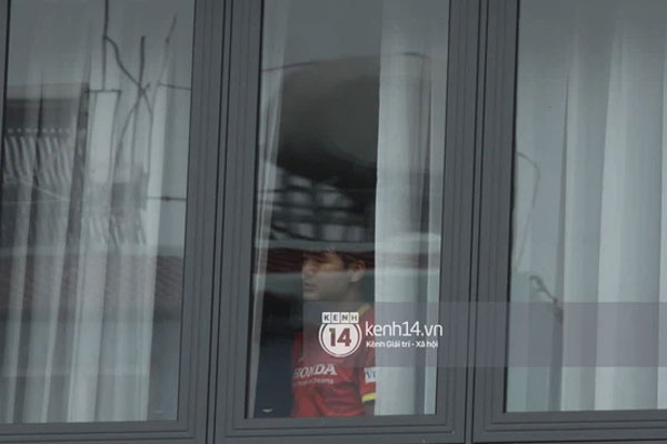 Ông chú Tấn Trường được vợ đánh xe máy đến đón ra khỏi khu cách ly, Tiến Linh ôm mẹ-20