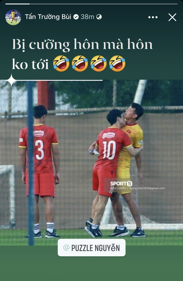 Ông chú Tấn Trường được vợ đánh xe máy đến đón ra khỏi khu cách ly, Tiến Linh ôm mẹ-14