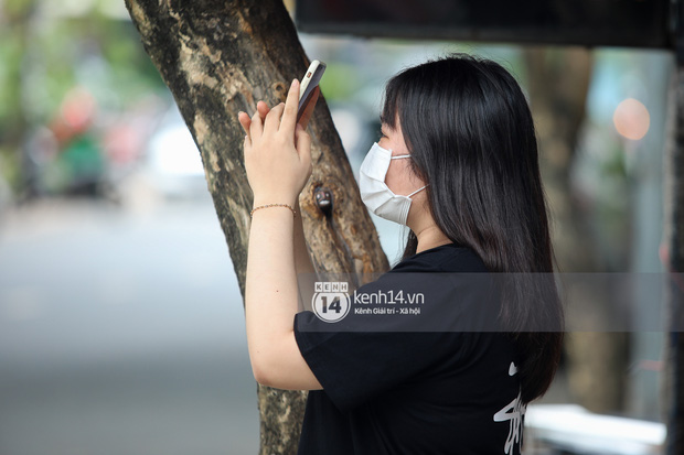 Ông chú Tấn Trường được vợ đánh xe máy đến đón ra khỏi khu cách ly, Tiến Linh ôm mẹ-13